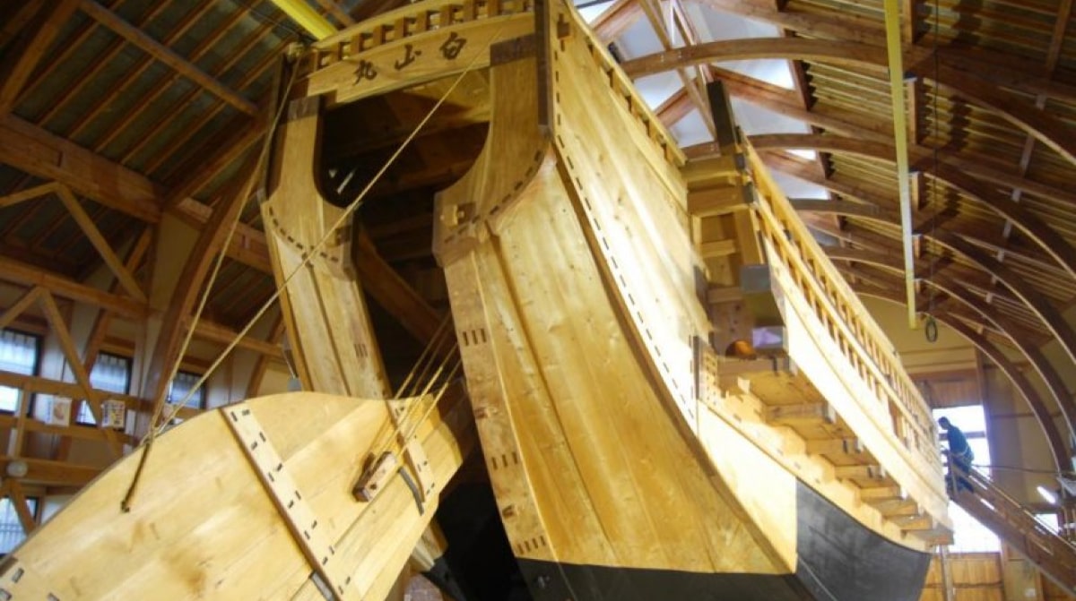 Đừng quên ghé đến Sado Island’s Ogi Folk Museum - bảo tàng trưng bày 30.000 hiện vật về Shukunegi để tìm hiểu về lịch sử của ngôi làng.